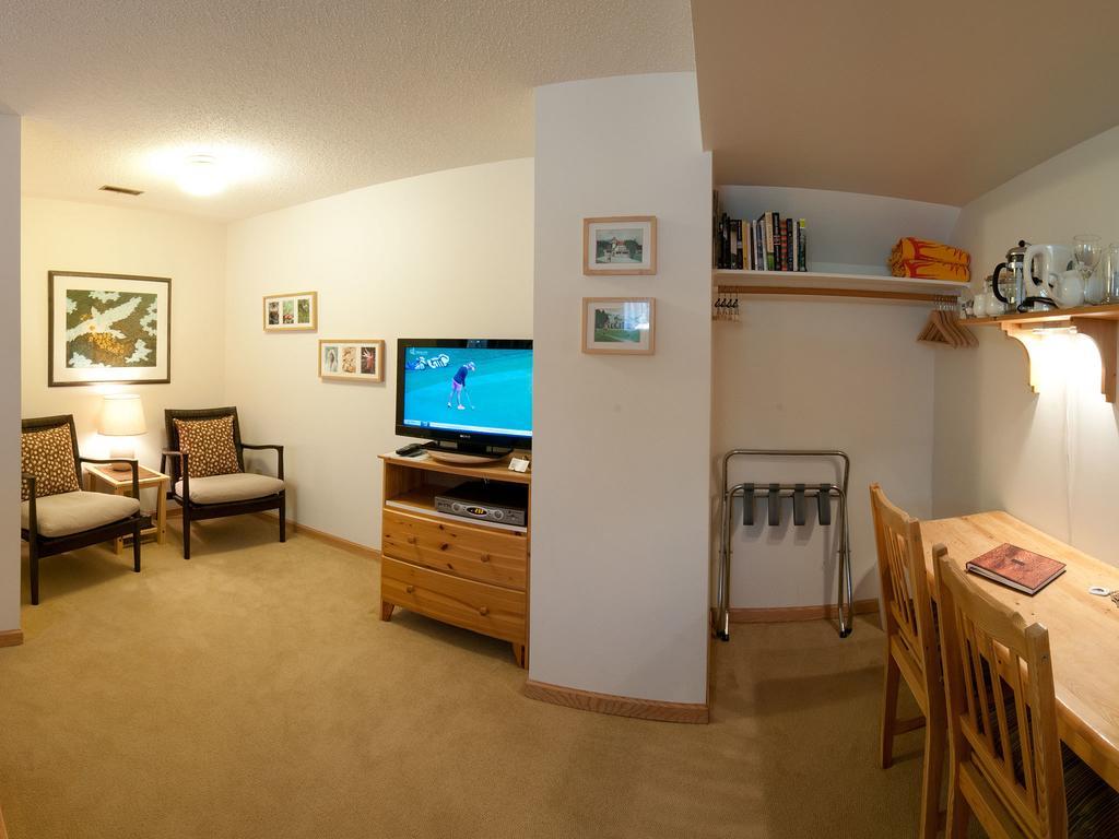 711 Miette Ave Jasper Room photo