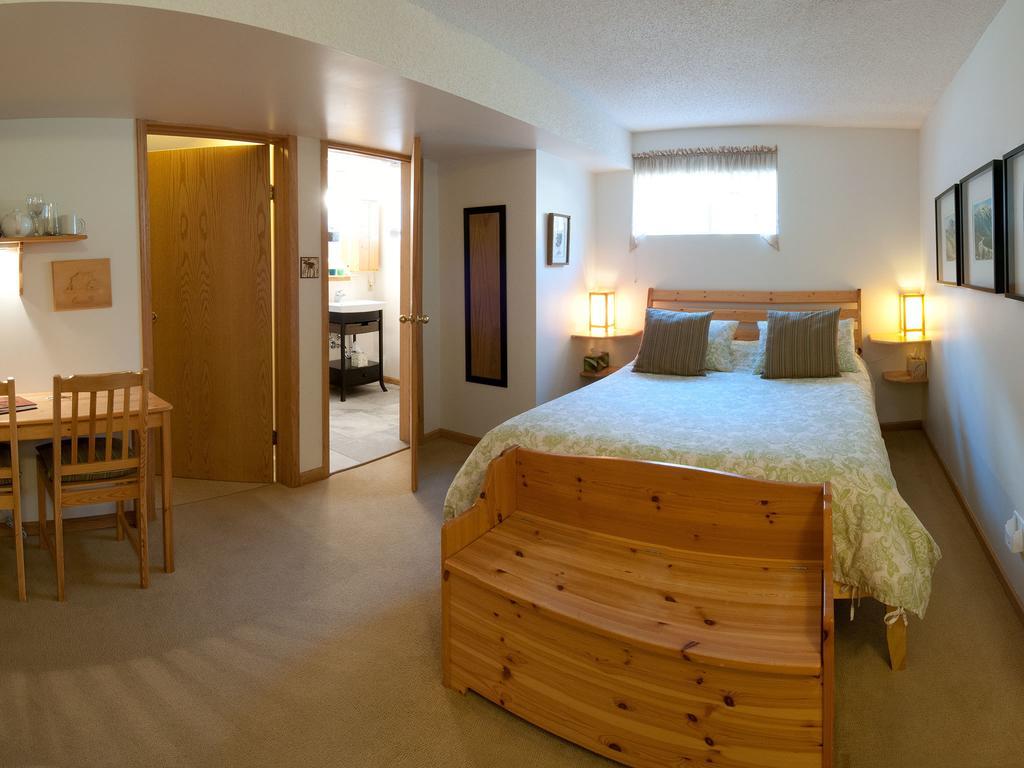 711 Miette Ave Jasper Room photo